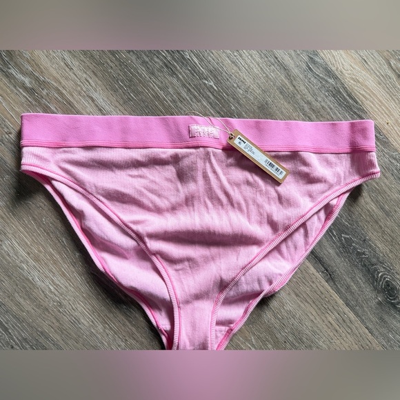 NWT SKIMS Mid Rise Brief Underwear - Bubblegum - Picture 1 of 3